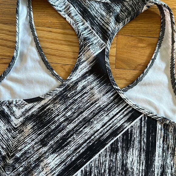 Lululemon sz 6 black and white track tank top great pre owned condition - Picture 4 of 8